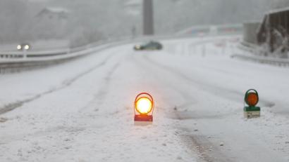 Symbolbild: David Young
Schnee und Eis überraschten viele Autofahrer auf den Autobahnen A93 und A9. Es kam zu zahlreichen Unfällen.