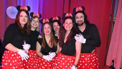 Archivbild: kki
Das fällt auf: Mehrere Minnie Mäuse, darunter ein Micky, sind zum Weiberfasching in Pirk gekommen. Gleiche Outfits in einer Gruppe liegen offenbar im Trend.