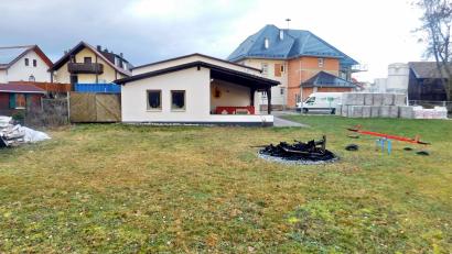 Bild: whü
Die Errichtung des neuen Dorftreffs im Schulgarten im Anschluss an den Garagenanbau des Feuerwehrgerätehauses ist eine Option für den künftigen Standort. Im Bild rechts das ehemalige „Alte Schulhaus“, das aktuell zur Kindertagesstätte umgebaut wird und in dem die Vereine ihr Vereinsheim hatten.