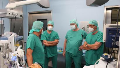 Archivbild: Michael Reindl/Kliniken Nordoberpfalz
Nur noch ambulant operiert werden soll ab April 2024 in den hochmodernen Tirschenreuther OP-Sälen. Das Bild entstand nach der umfassenden Sanierung 2021, als Anästhesie-Chefarzt Dr. Edgar Pscheidl (links) den Gästen Dr. Peter Deinlein (Zweiter von links) und Bürgermeister Franz Stahl (rechts) Beatmungstechniken demonstrierte. Mit dabei war Chefarzt Dr. Karl-Heinz Dietl.