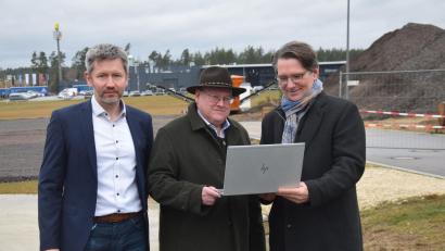 Bild: bö
Neuer Energieträger für Schafhof: Die Partnerschaft für Gaslieferungen ins Gewerbegebiet Schafhof ist besiegelt. Daniel Liegl (links) und Markus Windisch (rechts) vom Bayernwerk-Netz haben den Gaskonzessionsvertrag zusammen mit 2. Bürgermeister Johann Vornlocher (Mitte) besiegelt.