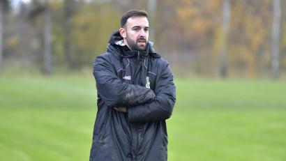 Archivbild: Hubert Ziegler
Dennis Kramer bleibt auch in den beiden nächsten Spielzeiten Trainer des SV Köfering.