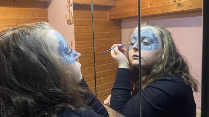 Bild: Schönhofen
Franzi verkleidet sich als Gewitterwolke. Sie zeichnet die Blitze auf.