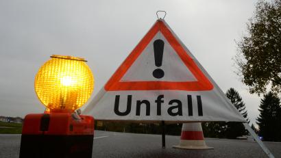Symbolbild: Patrick Seeger/dpa
Nach einem Unfall kommt es auf der B 22 bei Seybothenreuth zu Verkehrsbehinderungen.