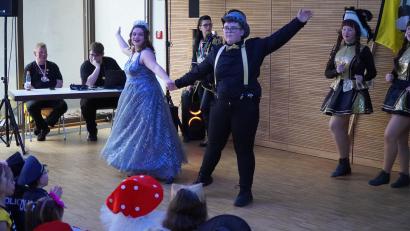 Bild: Fabian Borkner/exb
Prinzessin Nina I. und Prinz Bastian I. zeigen beim Kinderfasching den Eröffnungstanz.