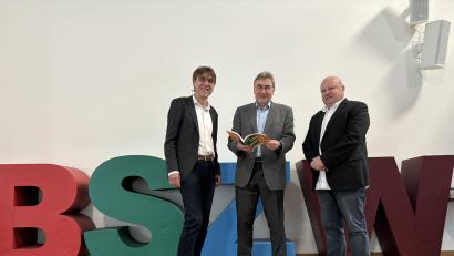 Bild: Bettina Völkl/exb
Schulleiter Oberstudiendirektor Thomas Metzler, Professor Claus Koss (OTH Regensburg), Studiendirektor Hartmut Seidler (Leiter IT-Campus am BSZ Wiesau).