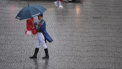 Symbolbild: Federico Gambarini
Auf der Straße wird an Fasching keiner so schnell festfrieren, denn es bleibt mild. Doch es wird regnen.