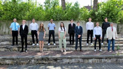 Bild: Johannes Handbaum
Die besten Abiturienten in Begleitung von Oberstudiendirektor Peter Welnhofer (rechts) und Oberstufenkoordinator Rüdiger Gleis (links): Moritz Weiser (1,0), Alexandra Herdegen (1,5), Sonja Hopfenzitz (1,2), Fabian Reinwald (1,5) und Konstantin Danzl (1,3) sowie (dahinter von links) Marcel Hack (1,0), Christoph Lösch (1,1), Lukas Heinrich (1,0) und Marco Nanka (1,1).