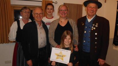Bild: u
Bei der Scheckübergabe (von links): Annemarie Steinl, Alfred Härtl (Vors. Gewerbeverband), Hanna Ries-Pfab, Saskia Krügelstein und Alfred Naber, vorne: Leonie Seifert.