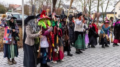 Bild: hbe
Entschlossen, das Rathaus zu stürmen: Die "schwarzen" Hexen aus Amberg und Kümmersbruck schwingen vor dem Rathaus ihre Besen.