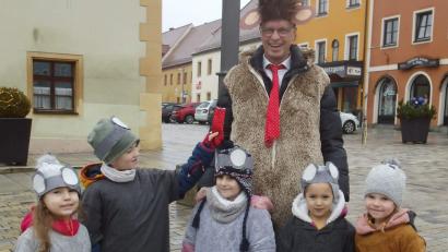 Bild: u
Nachdem Crina (Mitte) und Henry (Zweite von links.) Bürgermeister Falk die Krawatte abgeschnitten hatten, wurde ihm ein Affenfell angezogen und eine Krone aufgesetzt .