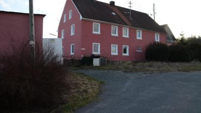 Bild: ak
Auf dem Gelände des Einödhofes Weißenreuth (Bild) soll der Gnadenhof Fränkische Schweiz eine neue Bleibe finden. Um allen Anforderungen gerecht zu werden, sind auch Neubauten erforderlich.