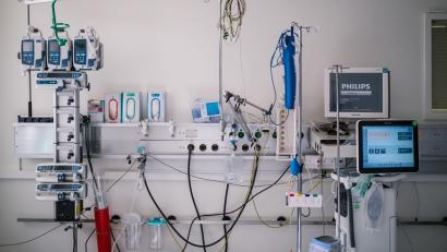 Symbolbild: Ole Spata/dpa
Patienten, die zum Beispiel nach einem längeren Sauerstoffmangel ins Koma fallen, werden zunächst auf einer Intensivstation behandelt. Danach werden Reha-Plätze gebraucht.