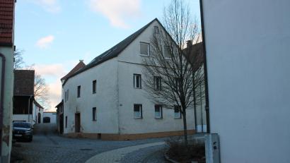 Bild: bjp
Von der historischen Bausubstanz aus dem 19. Jahrhundert ist nicht viel geblieben. Nun könnte das marode "Philipphaus" einer Freifläche mit Parkplätzen und einem "Begegnungsbereich" weichen, wodurch auch der Blick zur "Vestn" frei würde. Doch ganz unumstritten ist das nicht.