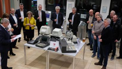 Bild: le
Bei der Ausstellung „Eine Zeitreise durch 130 Jahre Raiffeisenbank Floß“ machen die geladenen Gäste und Besucher einen Ausflug in die Vergangenheit.