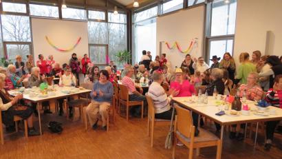 Bild: adj
In einer bunten Runde feiern die Altenstädter Senioren Fasching.