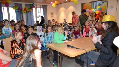 Bild: gi
Besonders die älteren Kinder bestaunen die Künste der Zauberin Anna.