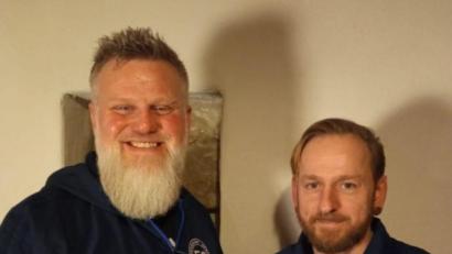 Bild: FC Tremmersdorf
Björn Engelmann (links) wird neuer Trainer beim FC Tremmersdorf, Sportlicher Leiter Florian Schnödt freut sich.