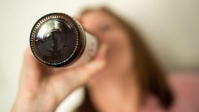 Symbolbild: Alexander Heinl/dpa
Was tun, wenn der Appetit auf Bier, Wein oder Schnaps übermächtig wird? Diese und weitere Fragen beantwortet ein Expertenteam am Lesertelefon von Oberpfalz-Medien.