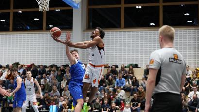 Bild: Dieter Jäschke
Den Heimvorteil in der Gymnasiumhalle wollen die Neustädter Regio-Basketballer (am Ball Rasheed Reams) auch gegen Baunach nutzen.