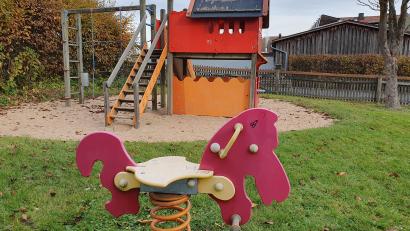 Symbolbild: Lowak
Einer der Spielplätze, die eine neue Ausstattung bekommen sollen, befindet sich in der Schillerstraße in Windischeschenbach.