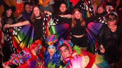 Bild: wro
Beim Weiberfasching in Falkenberg begegnete man gut gelaunten Paradiesvögeln und bunten Schmetterlingen.