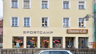 Bild: Petra Hartl
Noch ist das Sportcamp der größte Laden für Outdoor-Bekleidung in Sulzbach-Rosenberg. Viele Kunden bedauern das bevorstehende Ende – auch, weil damit die Geschäftswelt in der Altstadt einen wichtigen Kundenmagneten verliert. Das Altstadt-Café im ersten Stock bleibt hingegen geöffnet.