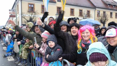 Archivbild: Wolfgang Steinbacher
Fans von Faschingszügen kommen im Landkreis Amberg-Sulzbach auf ihre Kosten: Es darf gefeiert werden. Im Bild die Zuschauer aus Schnaittenbach.