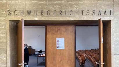 Bild: Schönhofen
Im Schwurgerichtssaal des Landgerichts Hof sagte am Freitag der Gutachter Peter Betz, Leiter der Rechtsmedizin Erlangen, aus.