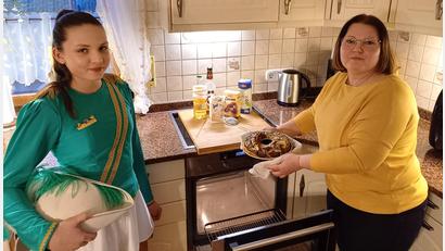 Bild: bl
Ein gutes Team: Veronika Biersl tanzt in der Junioren-Garde von Grün-Weiß, ihre Mutter Tanja steuert Kuchen für die Verpflegung bei und nimmt hier gerade den besonders beliebten Eierlikör-Marmor-Kuchen in der Gugelhupf-Form aus dem Herd. Sie gehört zu den vielen Helfern hinter den Kulissen.