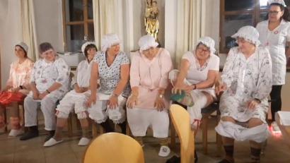 Bild: Susanne Wagner/exb
Mit dem Sketch "Sparmaßnahmen im Altenheim" unterhielten (von links) Monika Raab, Ida Gurdan, Johanna Lang, Kerstin Aufschneider, Marina Haberkorn, Erika Beer, Evi Rauch und Melli Färber.