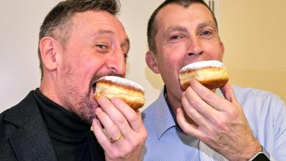 Bild: Peter Ringeisen
Nach getaner Arbeit bei der Auslieferung von über 6600 Krapfen konnten sich Schulleiter Hans Kistler (links) und Michael Luig, Vorsitzender des Fördervereins, selbst einen leckeren Krapfen gönnen