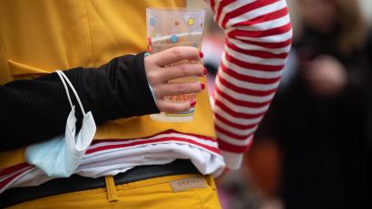 Symbolbild: Sebastian Gollnow/dpa
Beim Schunkeln auf Tuchfühlung gehen, den Drink in der Hand: Die ausgelassene Party-Stimmung, gerade bei großen Events zum Faschingsendspurt, kann manchem auch zu weit gehen.