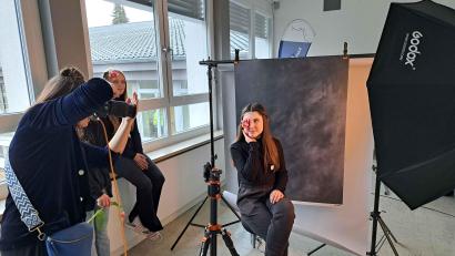 Bild: Philipp Lippert/exb
Die Arbeitswelt eines Mediengestalters war Gegenstand eines Kunst-Projekttags der 9. Klasse an der Fichtelnaabtal-Mittelschule.