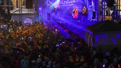 Bild: Petra Hartl
Wenn die Quertreiber bei der Hexennacht auf der Bühne stehen, ist der Amberger Marktplatz voll. Die Band ist aber nur ein Grund, warum das Faschingsspektakel so toll ist