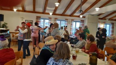 Bild: Peter Liedtke/exb
Beim Vdk-Fasching in Pfreimd tanzen die Besucher zu den Liedern von Bernhard Jambor aus Nabburg.