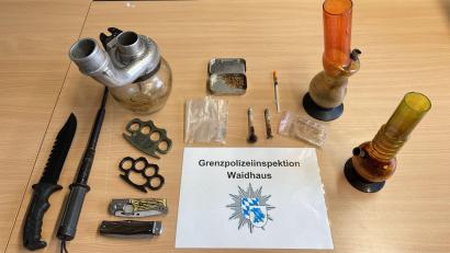 Bild: GPI Waidhaus
Diese Waffen, Drogen und Rauschgiftutensilien fand die Grenzpolizei bei einem 44-jährigen Reisenden.