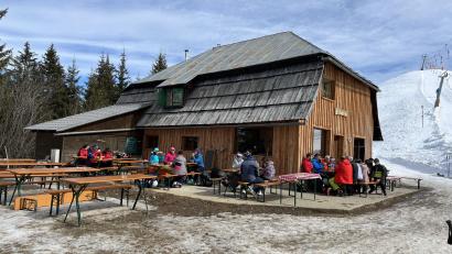 Bild: Verena Wolff/dpa
Winterurlauber sitzen draußen vor einer Skihütte im Dreiländereck, um sich zu stärken.
