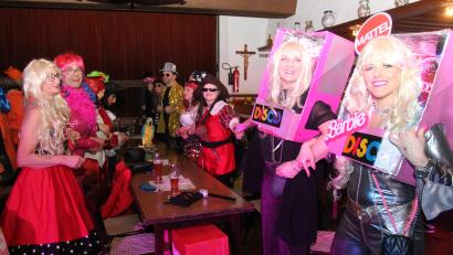 Bild: pi
Barbies und Piraten schunkeln und singen gemeinsam beim "Skihaserlsball" in Pleystein.