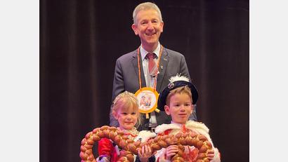 Bild: Sonja Scharl/exb
Bürgermeister Albert Geitner mit dem Prinzenpaar Emma und Jakob.