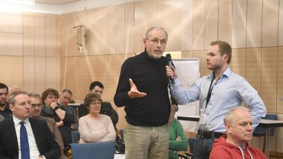 Bild: Gabi Schönberger
Viele Bürger aus Weiden und den umliegenden Gemeinden nutzten den Windkraft-Workshop für Rückfragen, Anregungen und auch zur Äußerung von Bedenken.