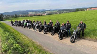 Bild: Motorradfreunde Erbendorf/exb
Ein Gruppenfoto der Motorradfreunde – im Hintergrund ist Erbendorf zu sehen.