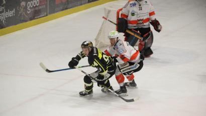 Archivbild: Andreas Brückmann
Brendan Walkom (vorne) ist der Top-Scorer des ERSC Amberg. Die Wild Lions müssen in der Eishockey-Bayernliga eine Extrarunde drehen.