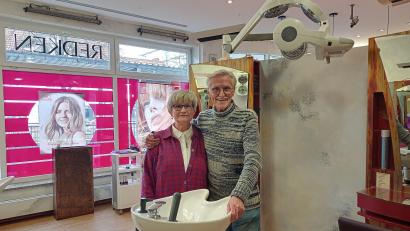 Bild: Stephanie Hladik
Abschied nach 40 Jahren: Das Friseurehepaar Judith und Josef Frey hat zum 31. Dezember 2023 aufgehört. Ihr Geschäft auf der Allee in Weiden besteht jedoch weiter.