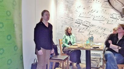 Bild: Thomas Dobler
VdK-Präsidentin Verena Bentele, von Geburt an blind (stehend), spricht auf Einladung von Bundestagsabgeordneter Tina Winklmann (sitzend, rechts) im Wernberg-Köblitzer „Musik-Cafe B 14“ zu den Themen Armut und Pflege.