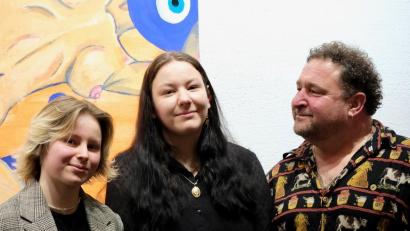 Bild: Kunsthaus Waldsassen/Jürgen Klein/exb
Natalie und Amelie Brandl zusammen mit Papa Elmar (von links) vor einem ihrer Werke bei der Ausstellungseröffnung im Kunsthaus Waldsassen.