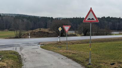 Bild: wrl
An den Einmündungen mancher Gemeindeverbindungsstraßen zur Staatsstraße 2040 muss nach den Sanierungsarbeiten im Herbst 2023 nachgearbeitet werden. Solange weisen Warnschilder auf die fehlende Höhenangleichung hin.