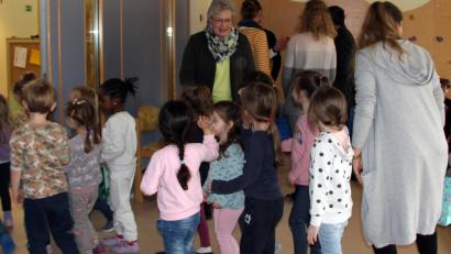 Bild: lep
Die Buben und Mädchen des Kinderhauses verabschieden Maria Thumbeck mit einem Lied.