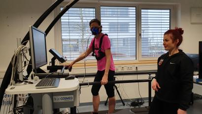 Bild: Christina Luber
Für den Test auf dem Laufband muss eine Maske getragen werden, damit der V02max-Wert ermittelt werden kann. Redakteurin Michaela Lowak hat's ausprobiert.