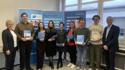 Bild: Süßmann/exb
Nach der Ehrung der Besten (von links): Studiendirektorin Rosina Pimmer, Johannes Delling, Laura Piehler, Donjeta Sylejmani, Lilly Böhm, Sabrina Wankerl, Sebastian Kulzer, Kilic Koray Can und Oberstudiendirektor Martin Abt.